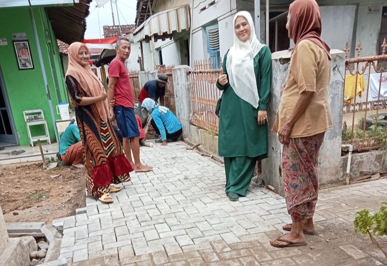 Realisasikan Aspirasi Pavingisasi, Fatkhiana Dewi : Usulan Perbaikan Jalan di Kampung Bisa Terakomodir melalui