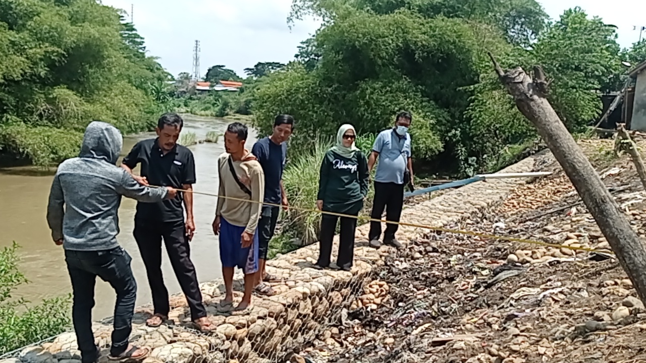 Fatkhiana Dewi Tinjau Aspirasi Pekerjaan Bronjong di Kedungwuni Barat