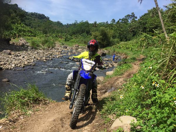 Yamaha WR 155R Taklukkan Tanjakan Polda Kalisidi dan Sungai Kaligarang