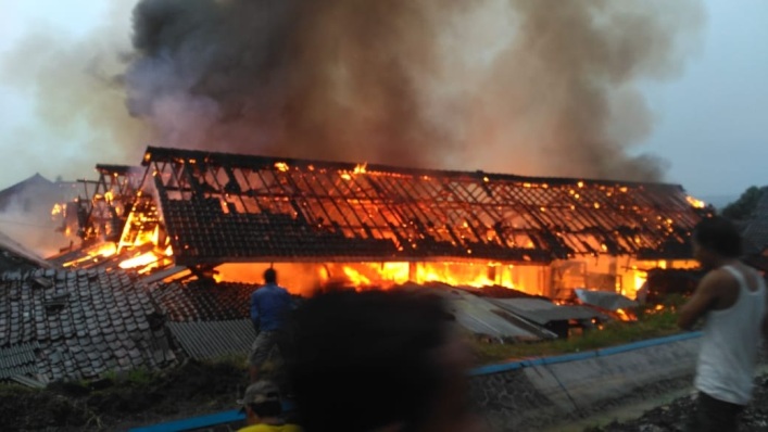 Pasar Magangan Jatirejo Terbakar, Ratusan Lapak Ludes
