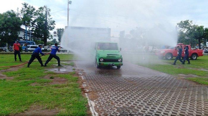 Mobil Terbakar di Alun-alun, Petugas Damkar Gerak Cepat Lakukan Pemadaman