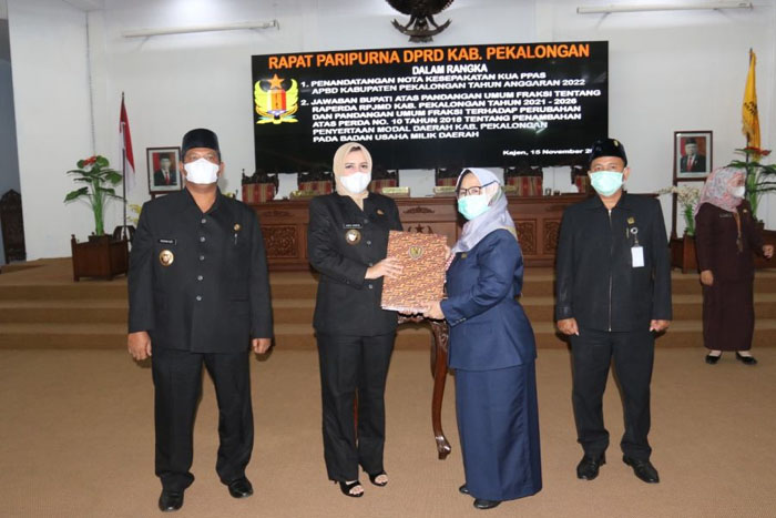 Bupati Fadia Berikan Jawaban Atas Pandangan Umum Fraksi-fraksi Terhadap 2 Raperda