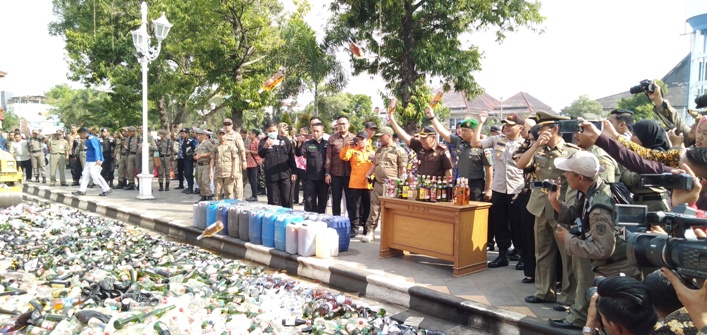 Ribuan Botol Miras dan Oplosan Dimusnahkan