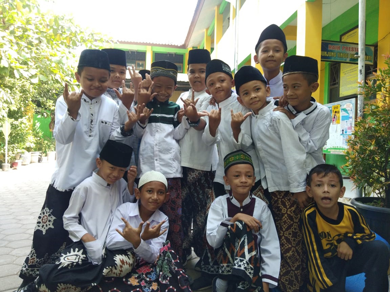 Pelajar SD Negeri Keputran 6 Tradisikan Pakai Sarung Batik