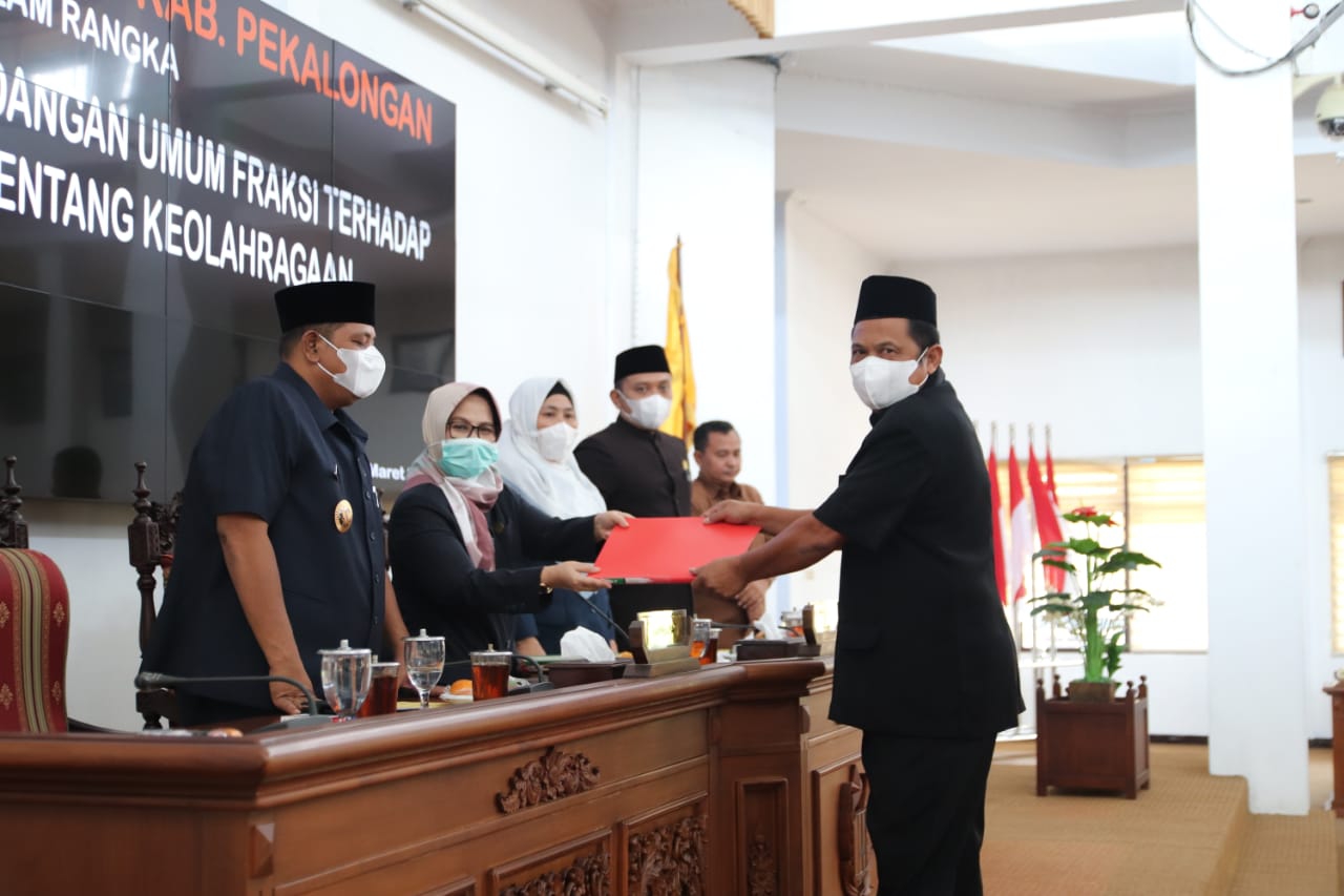 Fraksi PKB dan Gerindra DPRD Kabupaten Pekalongan Berikan Pandangan Umum Terhadap Raperda Keolahragaan