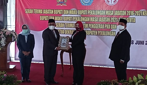 Sertijab, Bupati Fadia Minta Asip Kholbihi Tetap Beri Masukan untuk Kemajuan Kota Santri