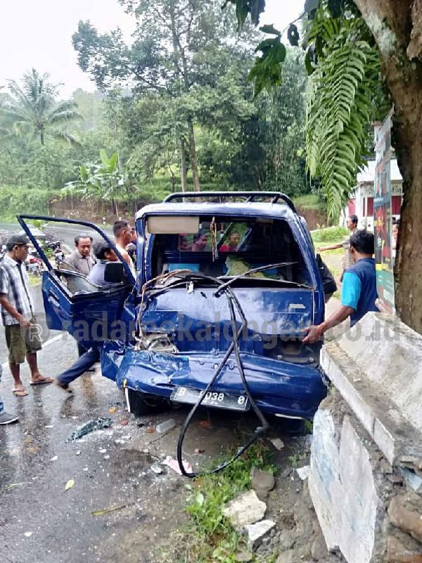 Sopir Tak Kuasai Medan, Truk Muatan Besi Hajar Pickup