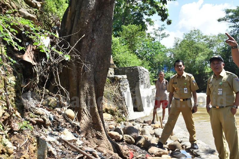 Puluhan Tahun Tak Kunjung Diperbaiki, Warga Rehab Sendiri Tebing Sungai