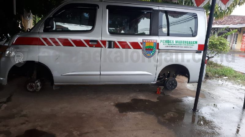 Palek dan Ban Mobil Ambulan serta Milik Bidan Desa Disikat Maling