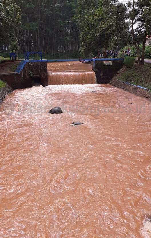 Warga Keluhkan Sungai Pandansari yang Keruh Akibat Aktivitas Gol C