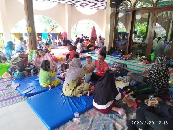 Rumahnya Terendam Banjir, Ribuan Warga Kota Pekalongan Terpaksa Mengungsi