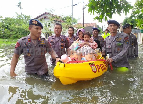 Meski Sakit dan Rumahnya Kebanjiran, Sejumlah Warga Menolak Dievakuasi ke Pengungsian