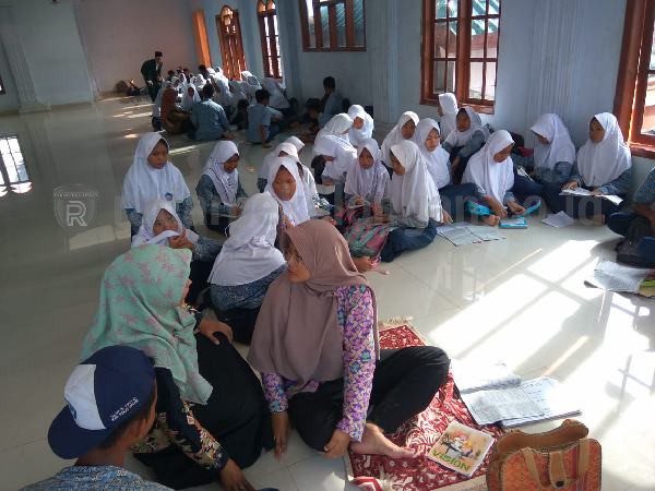 Ruang Kelas Terendam Banjir, Pelajar SMPN 3 Tirto Belajar di Masjid