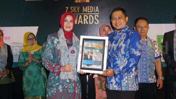 Balgis Diab Raih Penghargaan 50 Srikandi Terbaik Indonesia