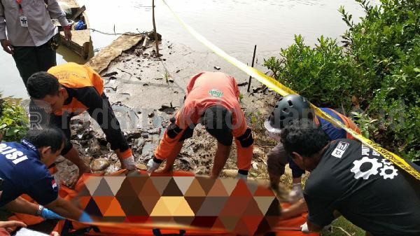 Lelaki Tanpa Busana Ditemukan Tewas Mengambang di Sungai Slamaran