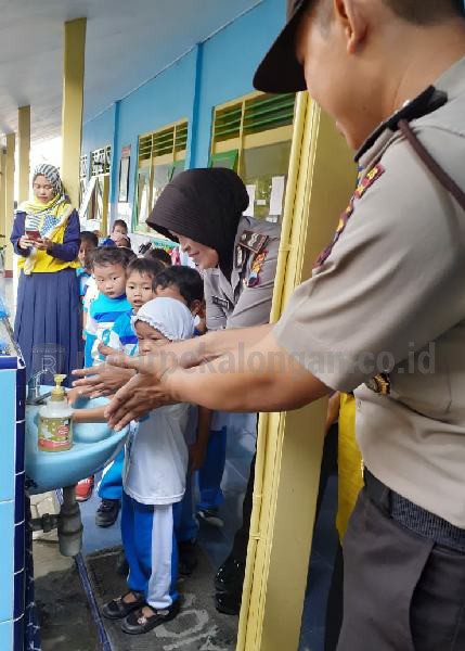 Cegah Corona, Polisi Bagikan Sabun Cair ke Sekolah dan Ajari Siswa Cuci Tangan
