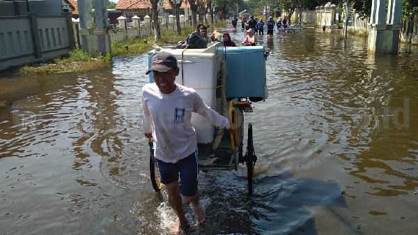 Direndam Banjir Rob, Slamaran yang Dulu Aman Kini Memprihatinkan