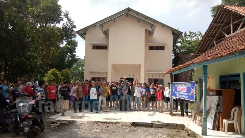Tolak Penambangan Galian C, Warga Desa Pujut Gruduk Balai Desa