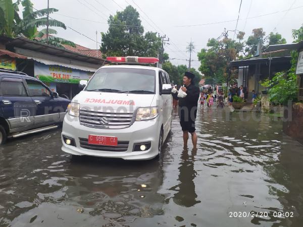 Petugas Puskesmas Medono Keliling pakai Ambulans Bagikan Salep Obat Gatal ke Warga Terdampak Banjir