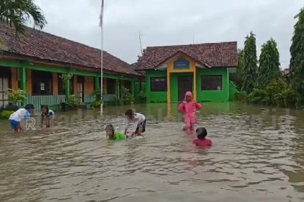 Banjir, Ratusan Siswa Dipulangkan