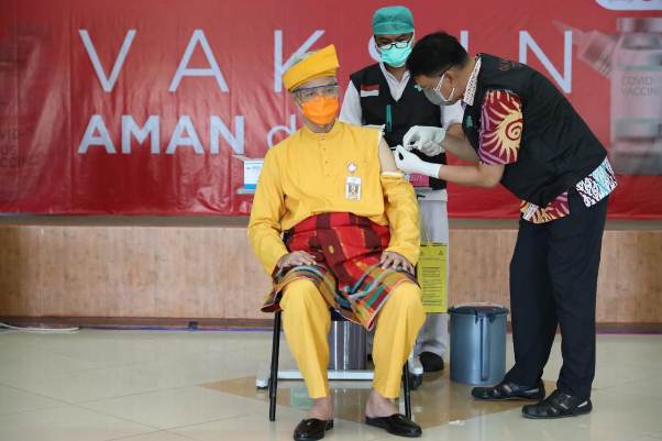 Unik, Suntik Vaksin Dosis Kedua Ganjar Pakai Baju Adat Riau Tapi Lengannya Bisa Dilepas