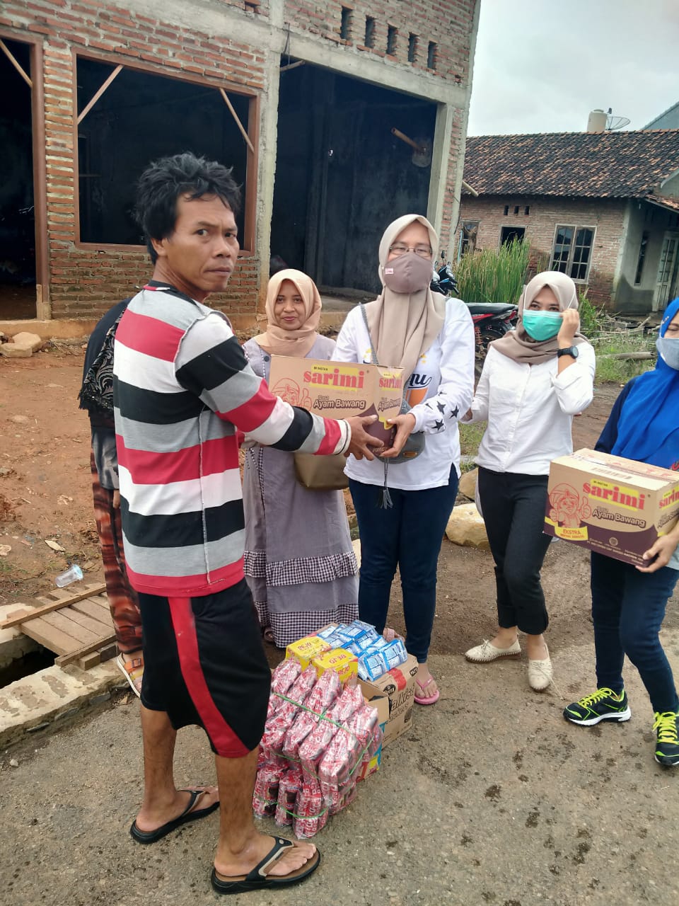 Alumni SMA PGRI 02 Comal Beri Bantuan Korban Banjir