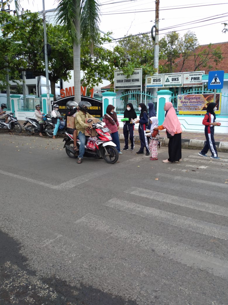 Bangun Sikap Empati, SMPN 1 Pekalongan Bagi Takjil