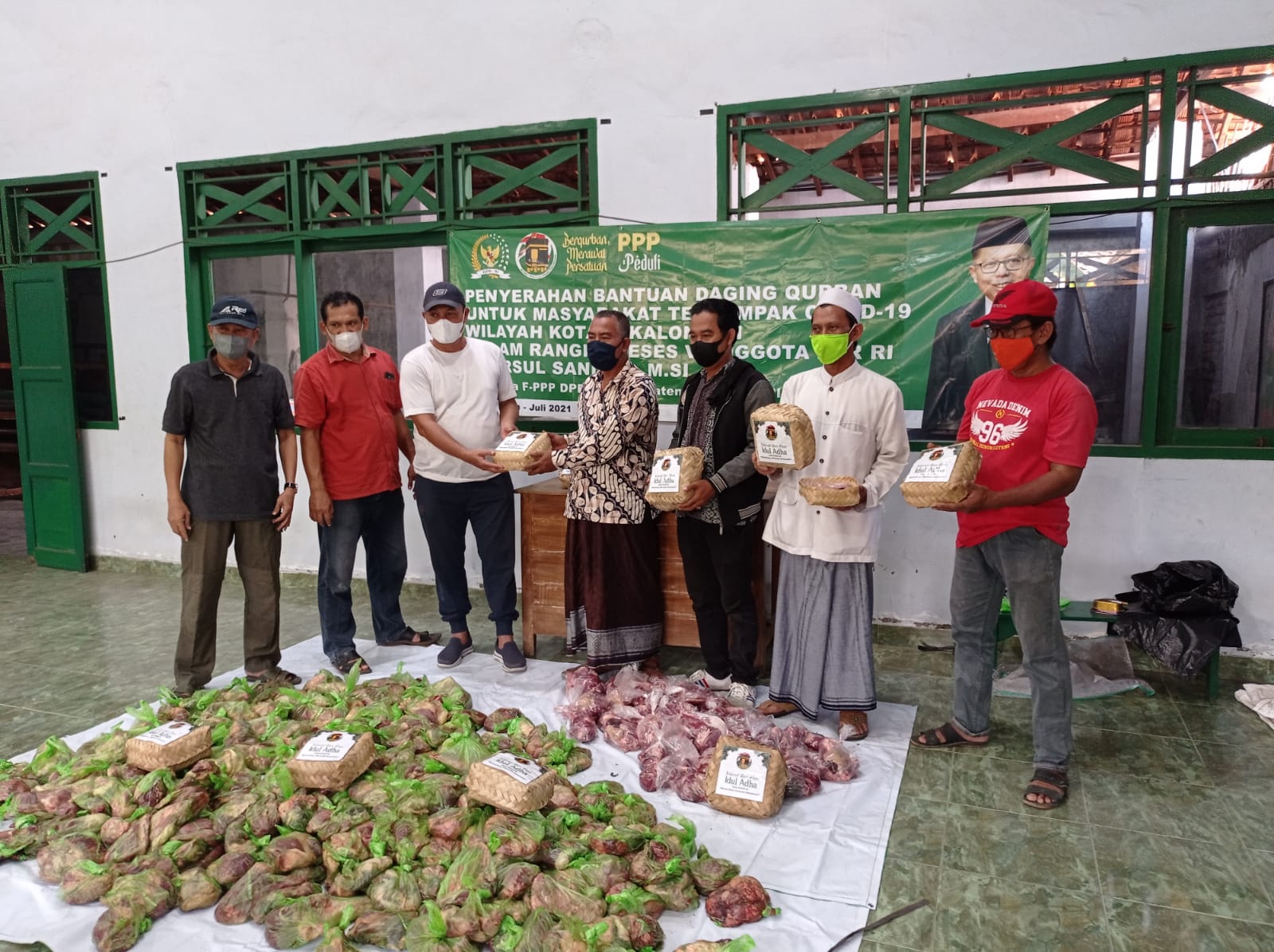 Bagikan Hewan Kurban, Berharap Bantu Masyarakat di Masa Pandemi Covid-19