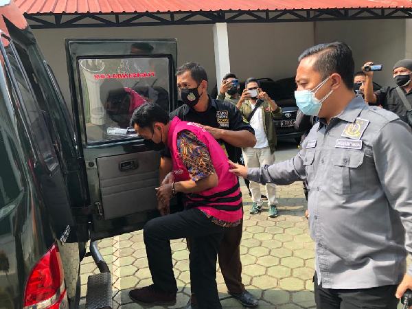 Diduga Korupsi APBDes, Sekdes Karangtengah di Tahan Kejari Batang