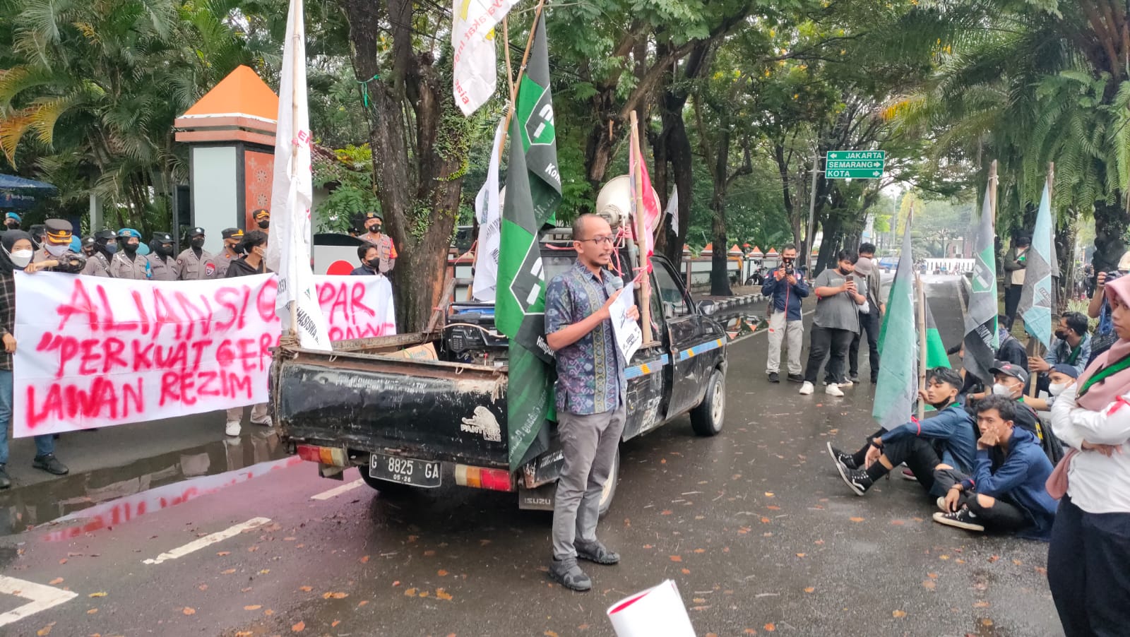 Temui Massa Aksi, Ketua DPRD: Suara Masyarakat Harus Didengarkan dan Didiskusikan