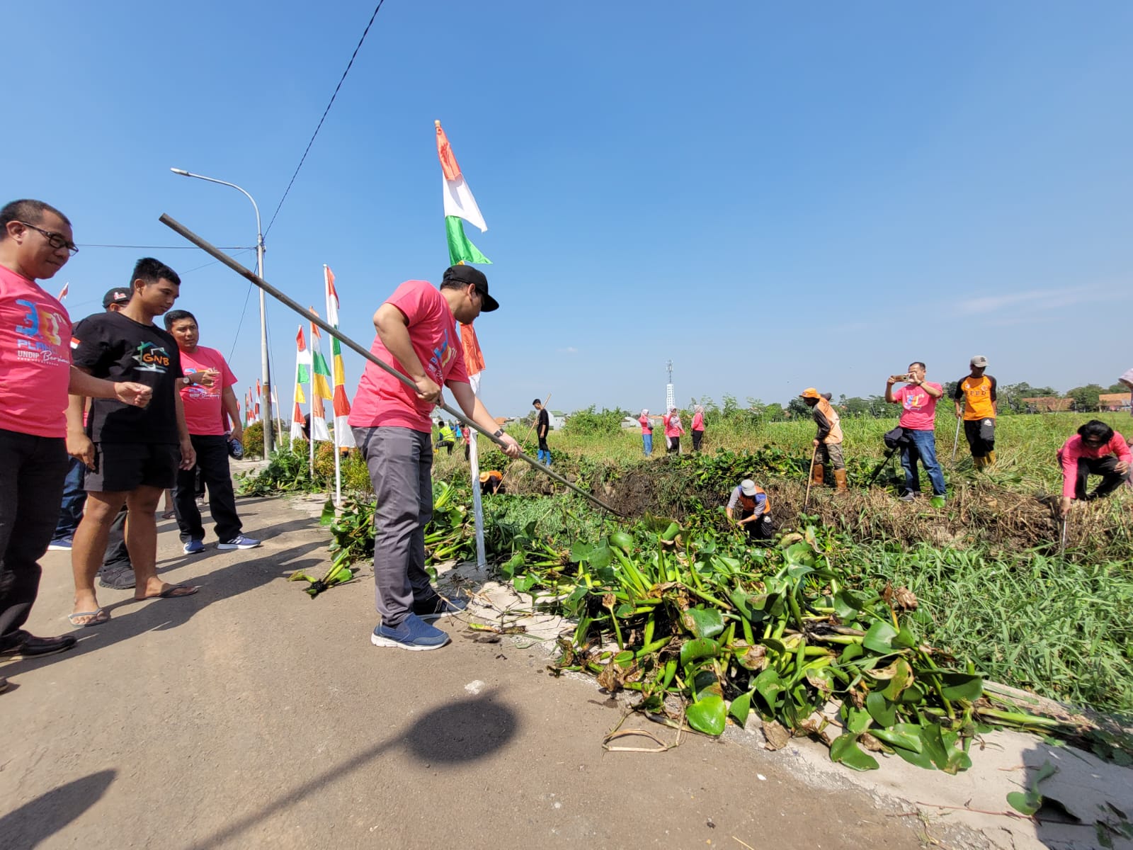 IKA Planologi Undip Gelar Aksi Bersih-bersih Sungai Bremi