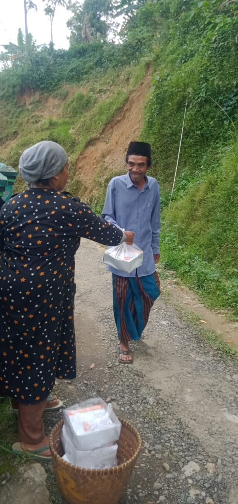 Rizal Bawazier Berbagi Makan Siang di Masjid Al Hidayah Garungwiyoro