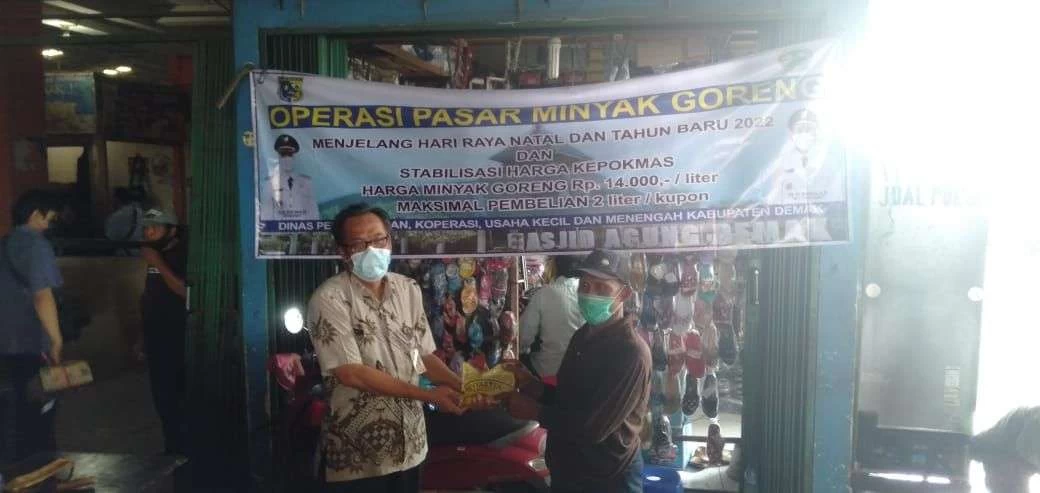 Ganjar Gelontorkan 70 Ribu Liter Minyak Goreng untuk Atasi Kenaikan Harga di Pasaran