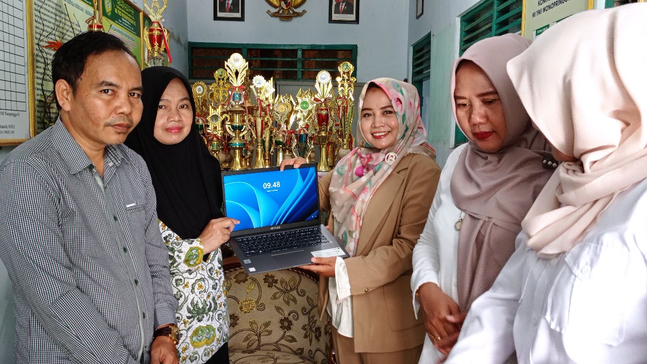 Shellvaria Paparingga Serahkan Bantuan Laptop ke MI YMI Wonopringgo 01