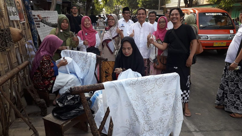 Uniknya Sosialisasikan Produksi Batik di Pinggir Jalan