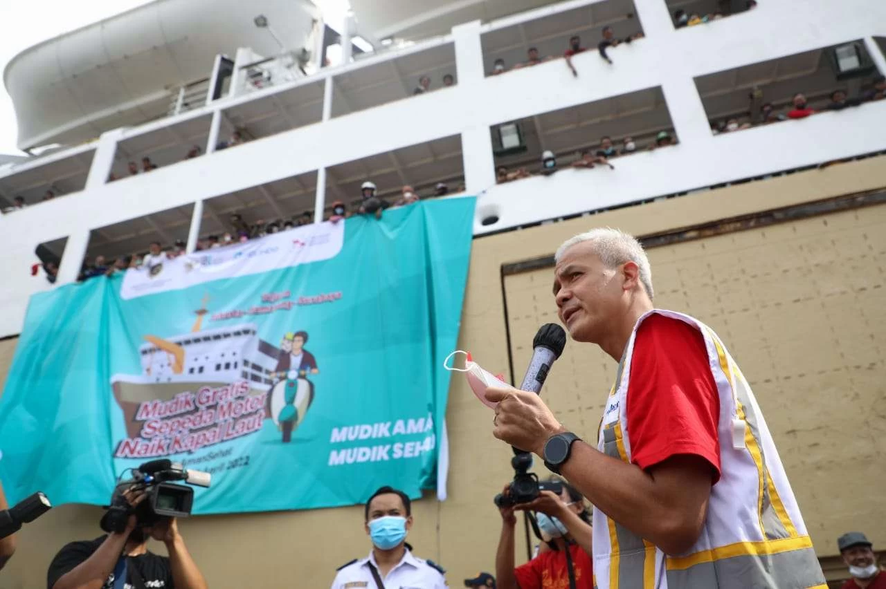 Sambut Ribuan Pemudik Gratis di Pelabuhan Tanjung Emas, Ganjar : Semua Nyaman dan Dilayani dengan Baik