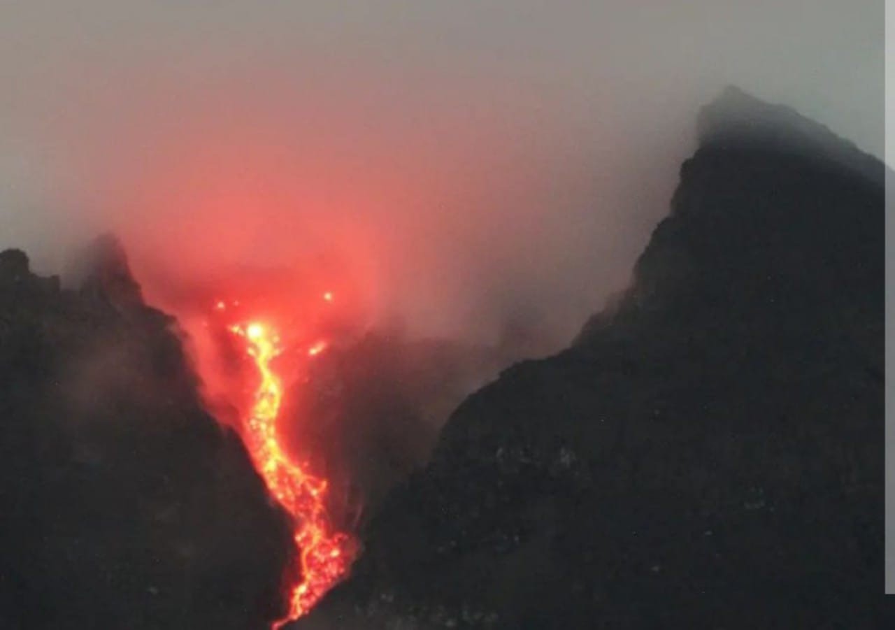 Gunung Merapi Siaga, Guguran Lava Meluncur 112 Kali ke Kali Bebeng