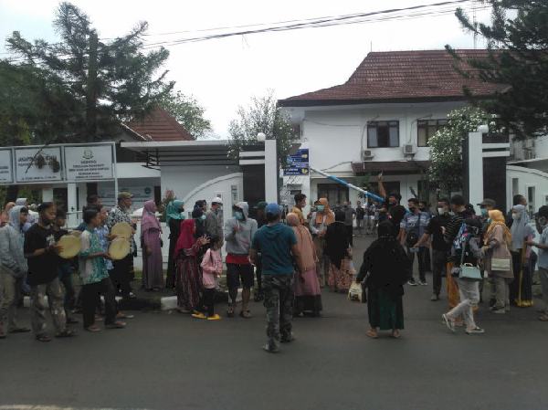 Geruduk Kejari Pekalongan, 406 Warga Jaminkan Diri untuk Tangguhkan Penahanan 2 Warga