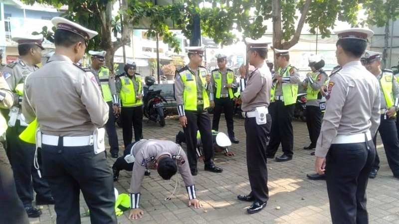 Tak Disiplin, Polisi Dihukum Push Up