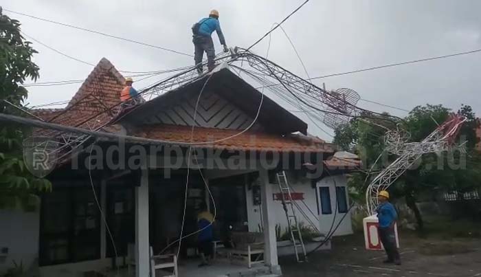 Angin Kencang Sapu Rumah Hingga Pemancar Radio