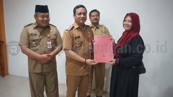 Pedagang Pasar Senggol Kuripan dan Alun-Alun Terima Bansos