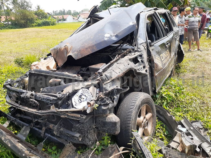 Mengantuk, Mobil X-Trail Terjun Keluar Tol