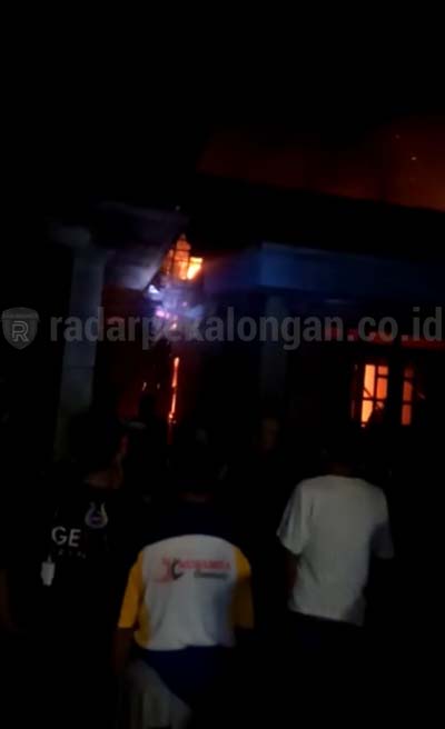 Kumat, Rumah Sendiri Dibakar