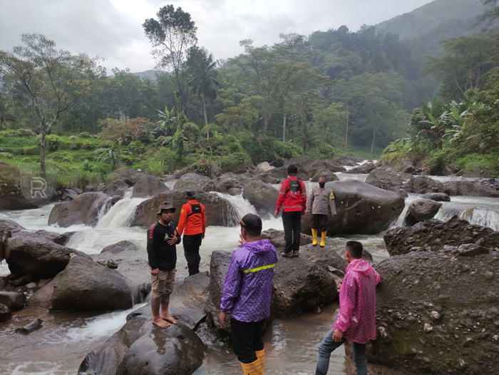 Tim Gabungan Hadapi Medan Berbatu