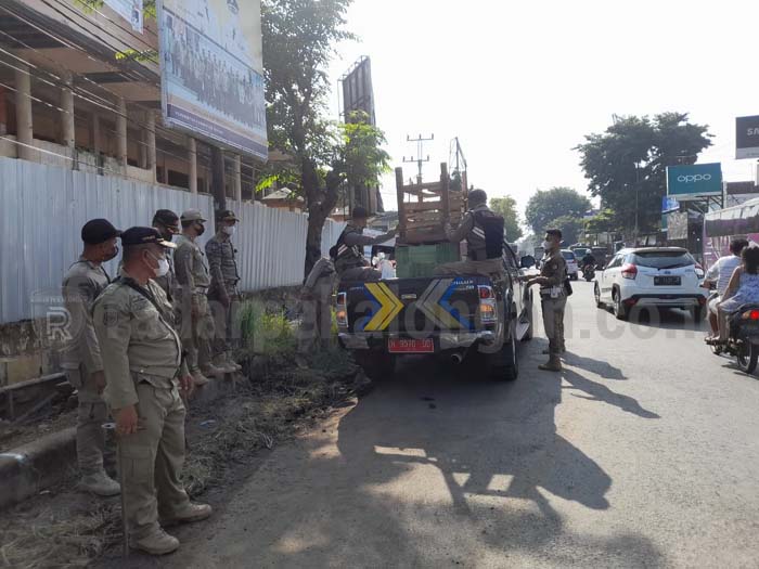 Pedagang Tetap Nekat Berjualan di Eks Pasar Weleri