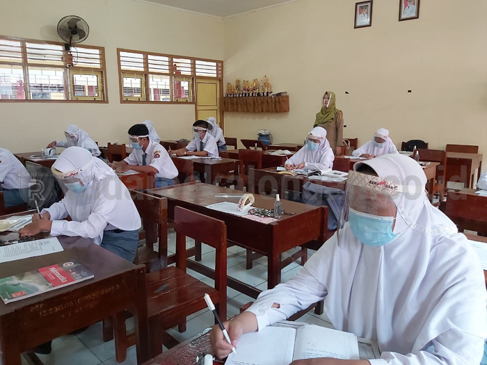 Hari Pertama PTM, Para Siswa Masih Canggung Belum Banyak yang Kenal