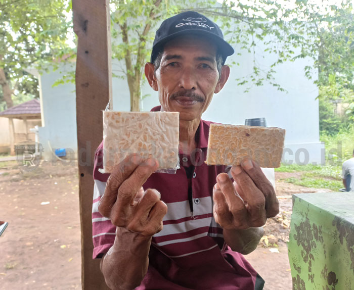 Perajin Tempe Pilih Tetap Produksi
