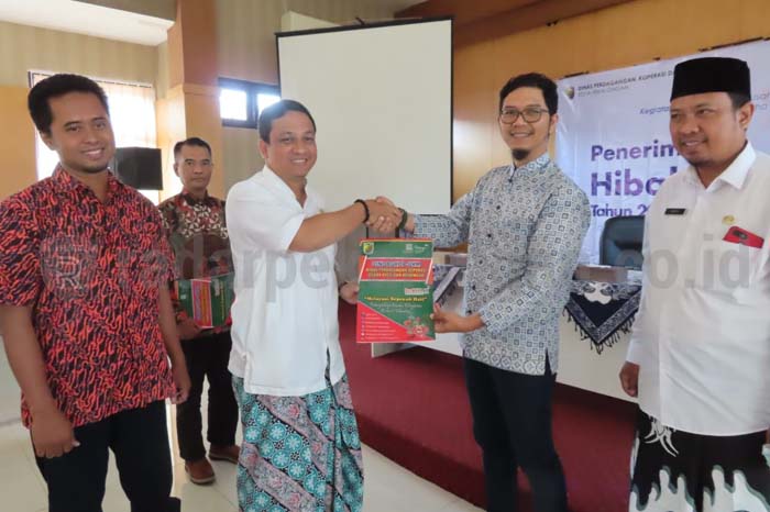 Salurkan Hibah Gerobak dan Digital Sablon, Aaf Ajak Pedagang Taat Aturan