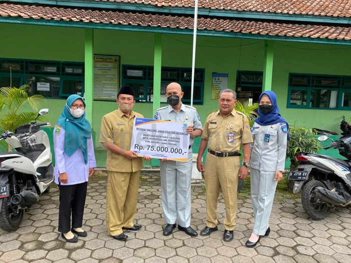 Jasa Raharja Serahkan Bantuan TJSL ke Dua Sekolah