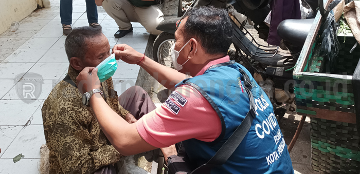 Polisi Covid-19 Diterjunkan untuk Menjaga Ketaatan Prokes di Pasar